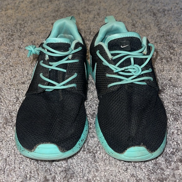 Women's Nike Roshe Runs - Picture 2 of 6